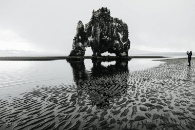 Adam Hvitserkur - bazalt taş büyük bir mamut şeklinde fotoğrafını çekmek. Aşırı Kuzey turizm kavramı. Kuzeybatı İzlanda. 