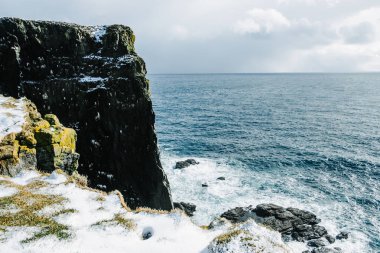 Kışın karlı Latrabjarg kayalıklarla çarpıcı. Batı Fjords, İzlanda