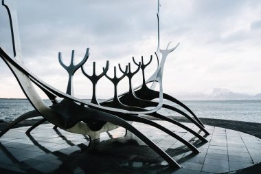 Reykjavik, İzlanda - 5 Mayıs 2018: bir modern heykel güneş (Sun Voyager) Bay Jn Gunnar rnason tarafından