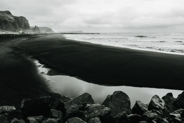 Plage Sable Noir Reynisfjara Dans Ville Vik Islande Entourée Montagnes — Photo