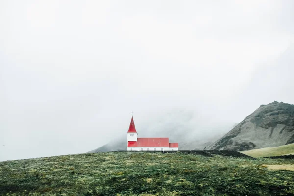 Igreja Rural Islandesa Típica Nevoeiro Sob Montanhas — Fotografia de Stock
