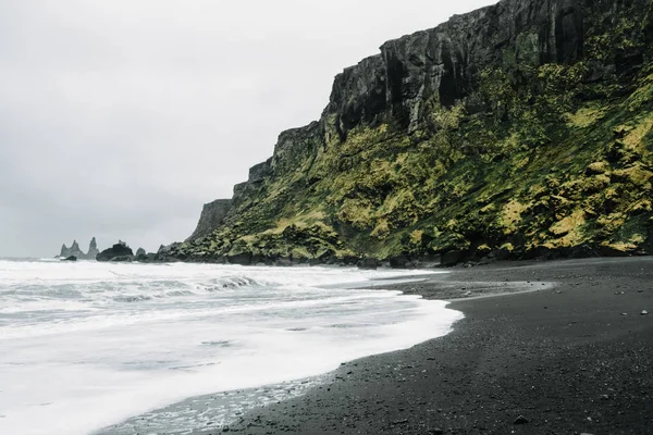 Reynisfjara Praia Areia Preta Cidade Vik Islândia Cercada Por Montanhas — Fotografia de Stock