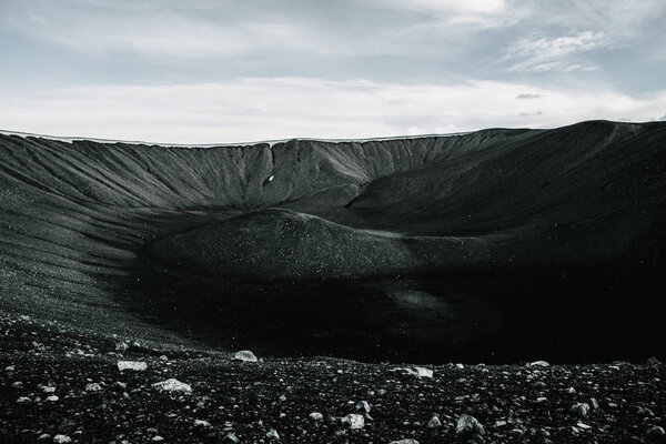 Вид на удивительный вулканический кратер Хвернбелл в Исландии