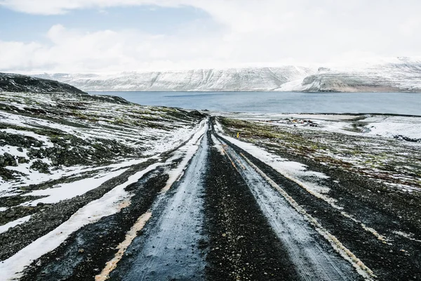 Uma Estrada Caminho Com Muitos Poços Islândia Rural Lago Montanhas — Fotografia de Stock