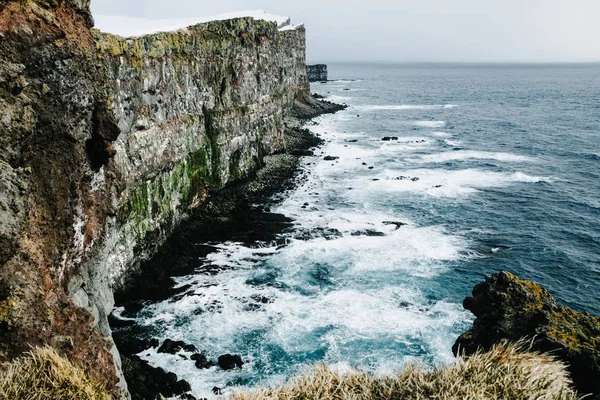 Kışın karlı Latrabjarg kayalıklarla çarpıcı. Batı Fjords, İzlanda
