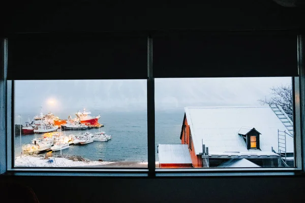 Panorámás Kilátás Hotelszobából Téli Tájra Hajókkal — Stock Fotó