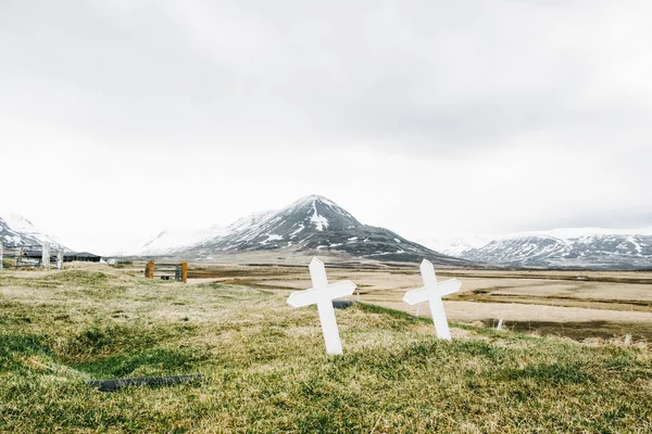 Cemitério Islândia Com Dois Marcadores Cruciais Dramáticas Montanhas Cobertas Neve Fotos De Bancos De Imagens