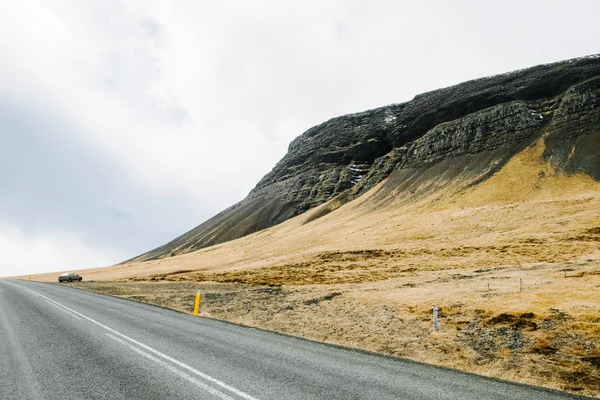 Estrada Montanha Carro Solitário Lado Fiorde Islândia Oeste Islândia Fotos De Bancos De Imagens