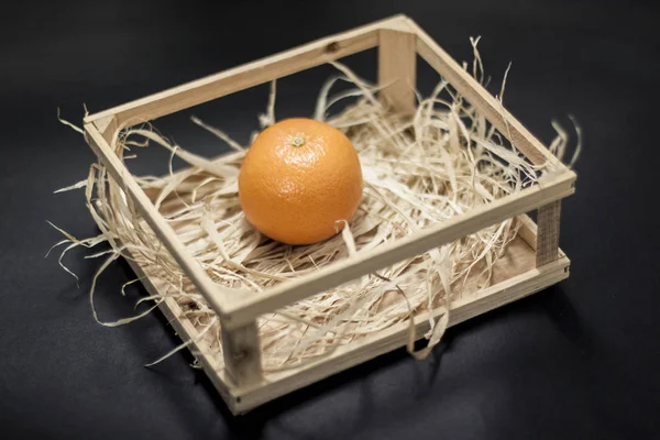 Mandarin egy fadobozban — Stock Fotó