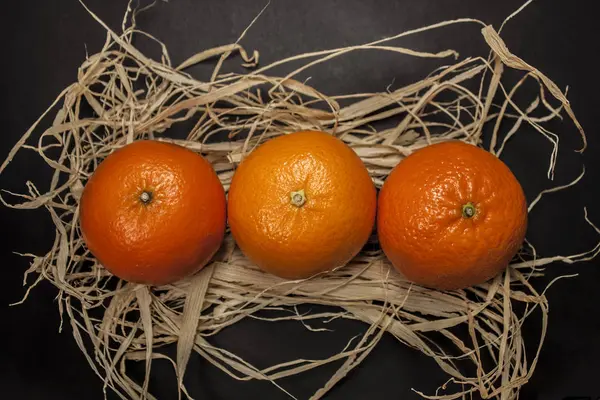 Три сочных мандарина — стоковое фото