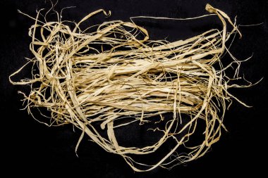 Siyah bir arka plan üzerinde saman