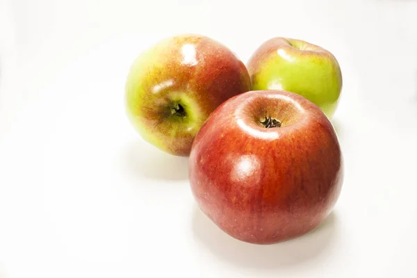 Три восхитительных яблока — стоковое фото