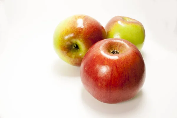 Три восхитительных яблока — стоковое фото