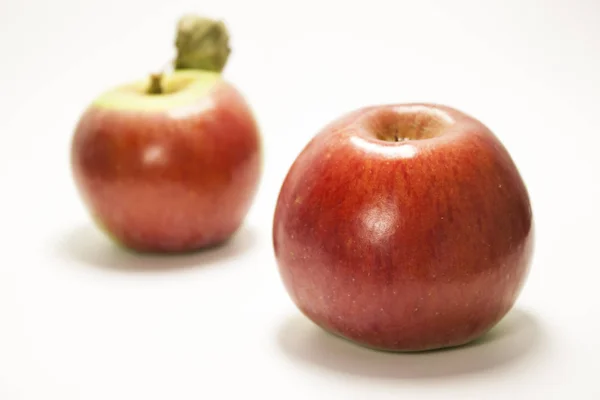 Два восхитительных яблока — стоковое фото