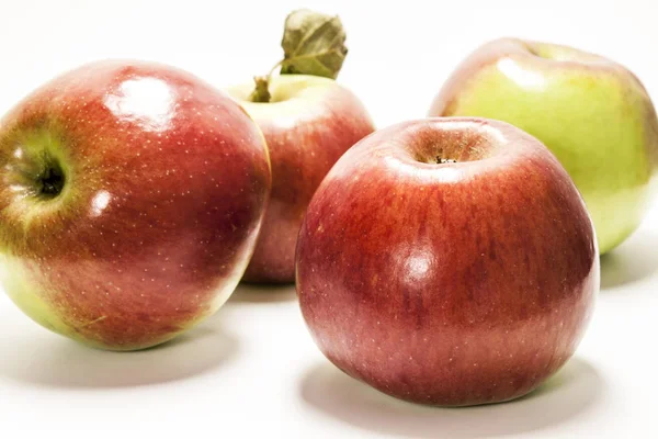 Четыре прекрасных яблока — стоковое фото