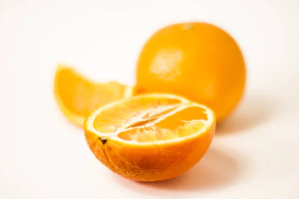 Gyűrődő egy mandarin, egy fehér háttér — Stock Fotó