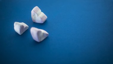 Mavi bir arka plan üzerinde hatmi