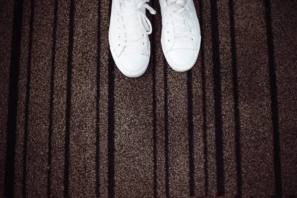 Білі кросівки з пробілом для тексту — стокове фото