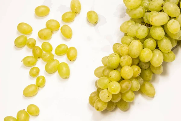 Vista superior de las uvas. Uvas jugosas sobre un fondo blanco — Foto de Stock