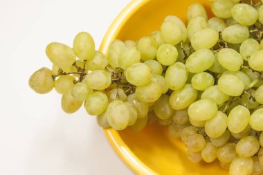 Sarı bir kabın içinde üzüm