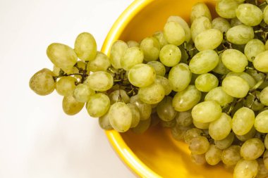 Sarı bir kabın içinde üzüm