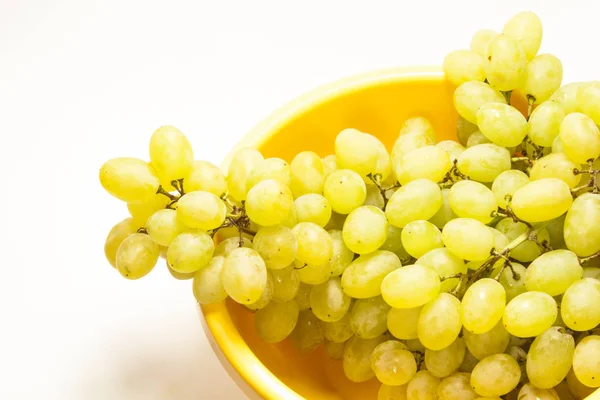 Uvas en un tazón amarillo — Foto de Stock