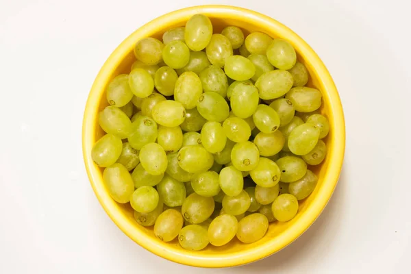 Uvas en un tazón amarillo — Foto de Stock