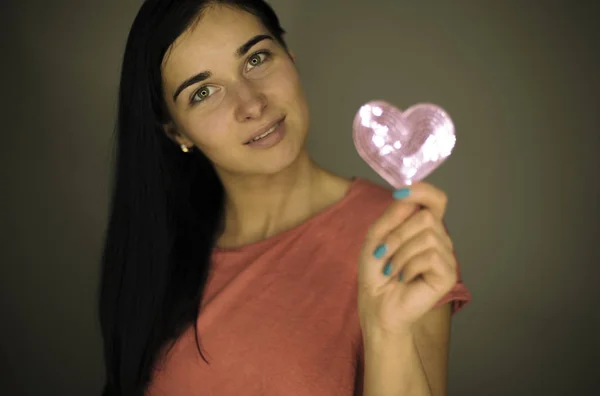 Menina bonita. Uma menina segurando um coração — Fotografia de Stock