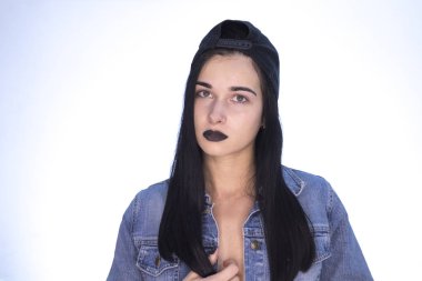 Güzel kız. Açık mavi arka planda kız