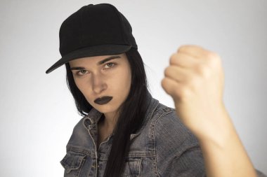 Güzel kız. Kız yumruk gösteriyor. Kötü kadın