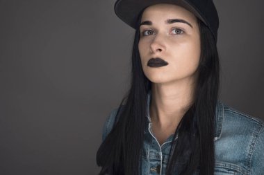 Güzel kız. Gri bir arka plan üzerinde kız