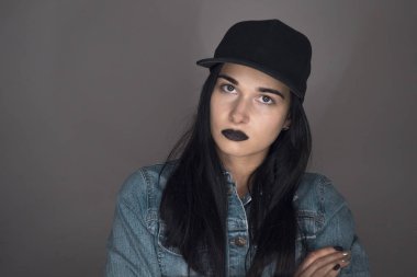 Güzel kız. Gri bir arka plan üzerinde kız