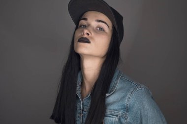 Güzel kız. Gri bir arka plan üzerinde kız