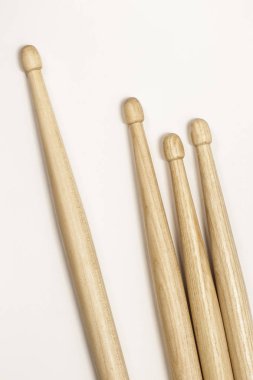 Beyaz bir arka plan üzerinde sopaları