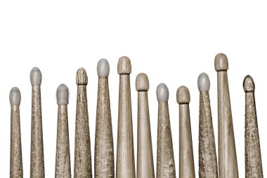 Beyaz bir arka plan üzerinde sopaları