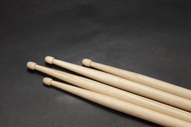 Siyah bir zemin üzerine sopaları. 