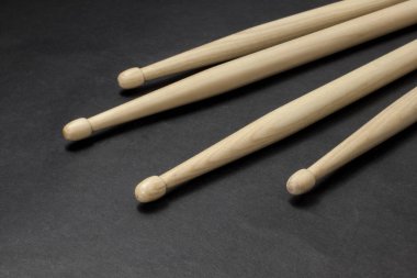 Siyah bir zemin üzerine sopaları. 