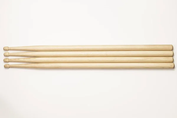 Барабанные палочки на белом фоне — стоковое фото