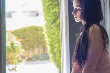 Güzel kız. Parlak pembe mayo kız