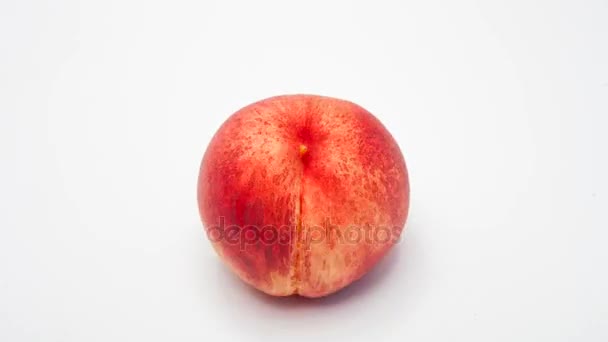 Persika på en vit bakgrund. Mogen persika frukt roterande på vit bakgrund — Stockvideo