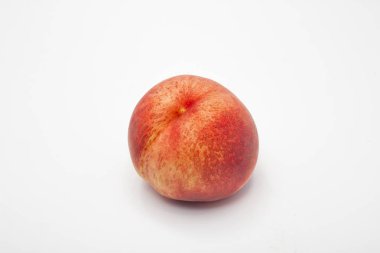 Sulu şeftali iştah açıcı. Beyaz zemin üzerinde bir şeftali