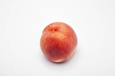Sulu şeftali iştah açıcı. Beyaz zemin üzerinde bir şeftali