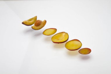 Beyaz zemin üzerine kıyılmış Erik