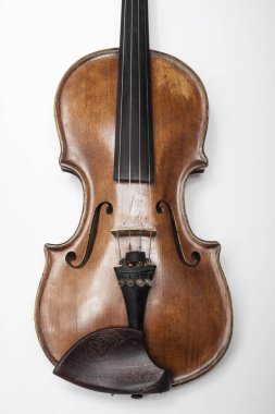 Beyaz arkaplanda keman