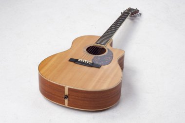 Beyaz arkaplanda akustik gitar