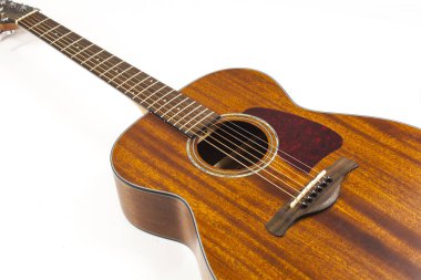 Beyaz arkaplanda akustik gitar