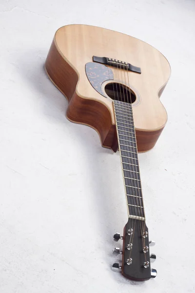 Beyaz arkaplanda akustik gitar — Stok fotoğraf