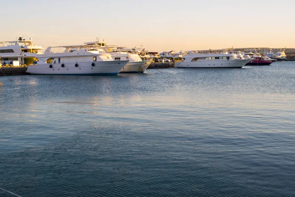 Couchette avec yachts. Couchette avec yachts. Belle marina en Egypte . — Photo