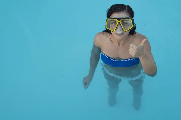 Belle fille. Fille en masque sous-marin dans la piscine . — Photo