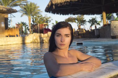 Güzel kız. Havuzdaki kız